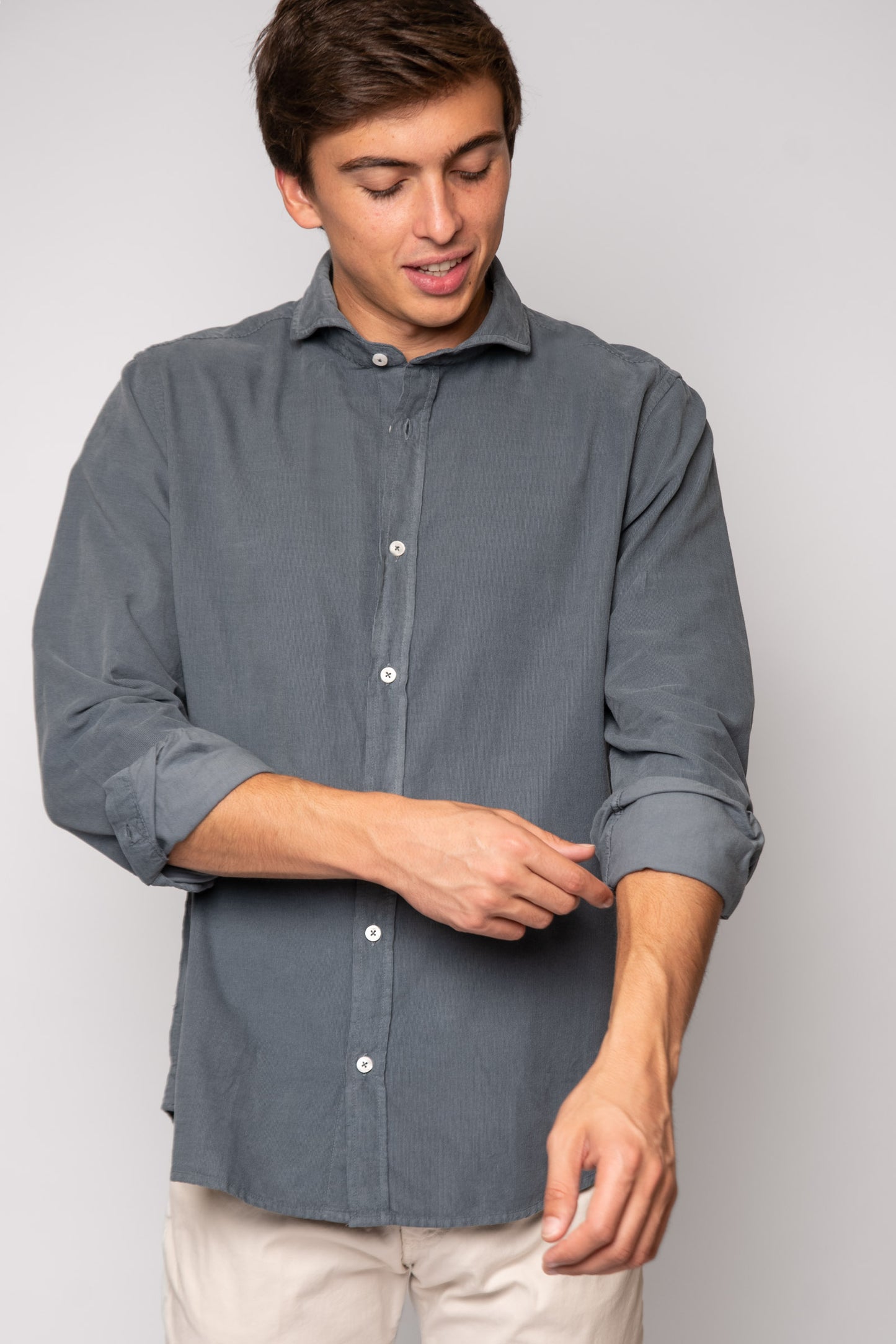 CAMISA DE MICROPANA GRIS