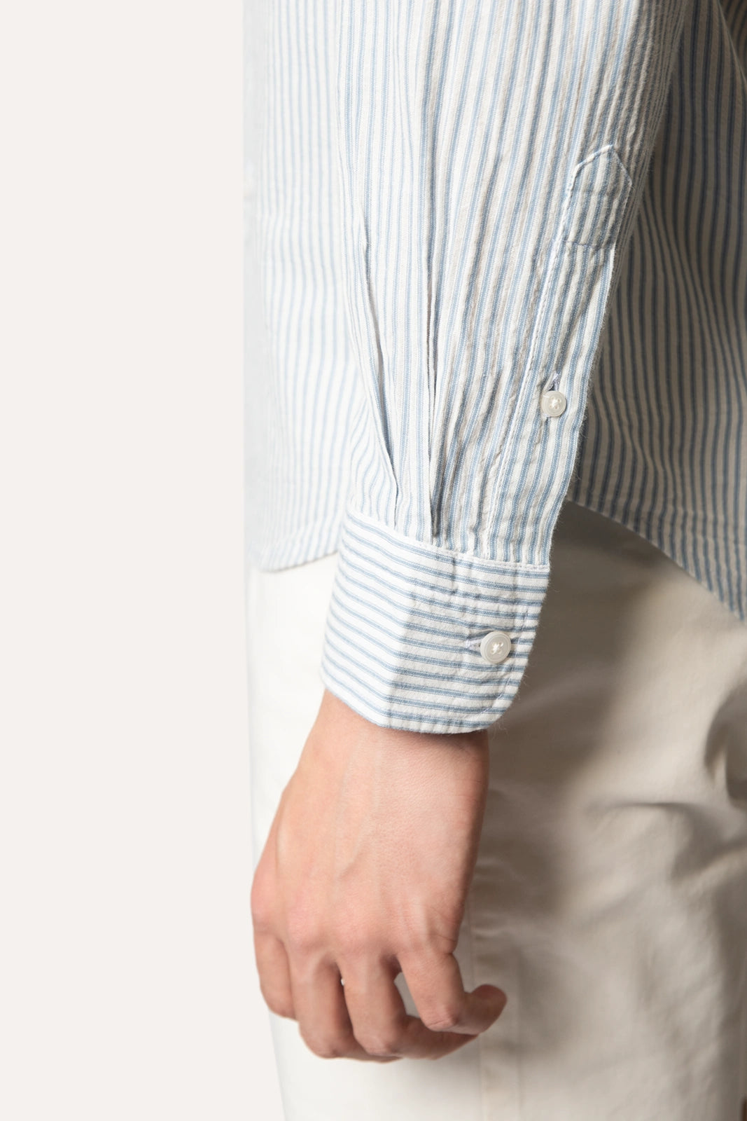 CAMISA DE RAYAS AZULES Y BLANCAS