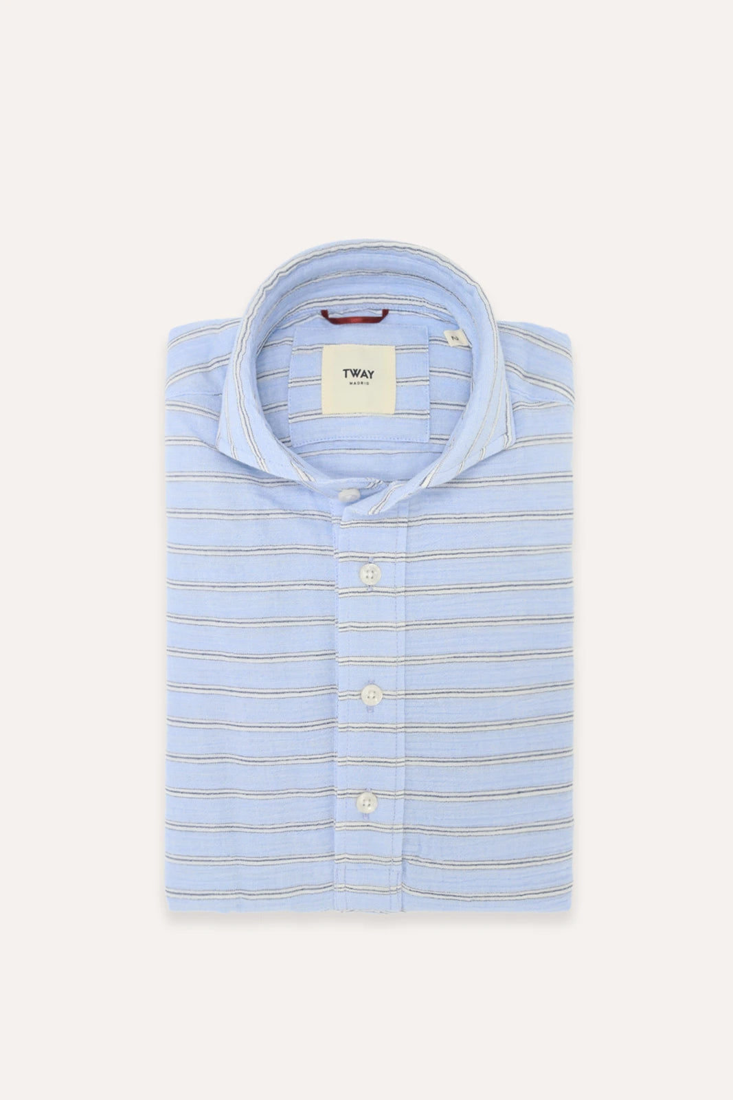 Camisa polera azul de rayas blancas.