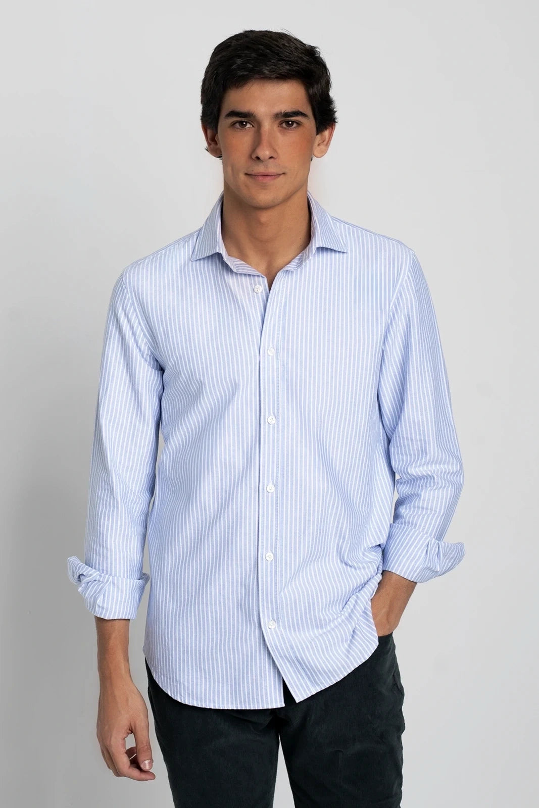 CAMISA AZUL CON RAYITAS BLANCAS