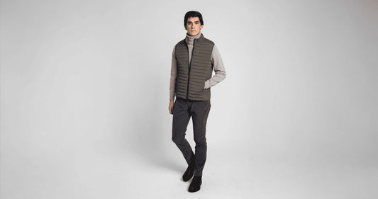 ¿Cómo combinar un chaleco de hombre?