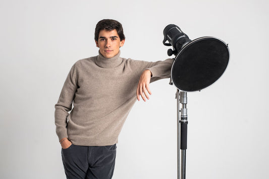 Outfits con jerséis de cuello alto para hombre: Combina tus básicos con estilo