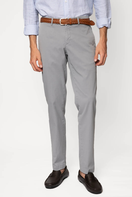 PANTALÓN CHINO GRIS