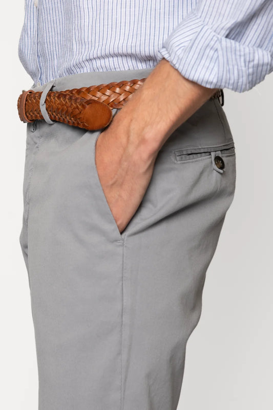 PANTALÓN CHINO GRIS