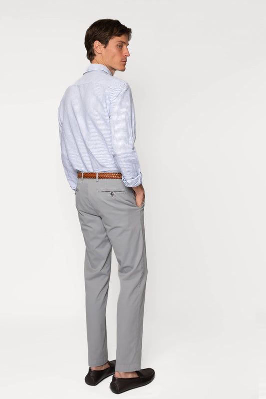 PANTALÓN CHINO GRIS