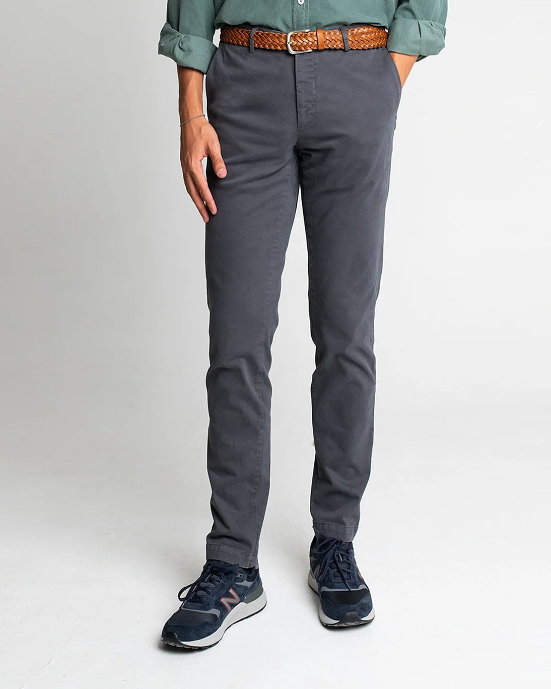 PANTALÓN CHINO GRIS OSCURO