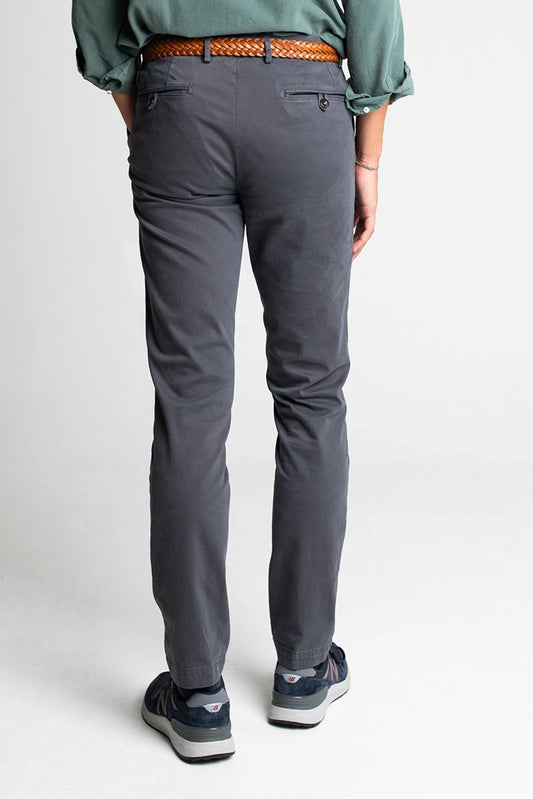 PANTALÓN CHINO GRIS OSCURO