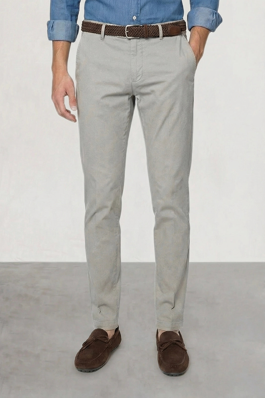 PANTALÓN CHINO GRIS