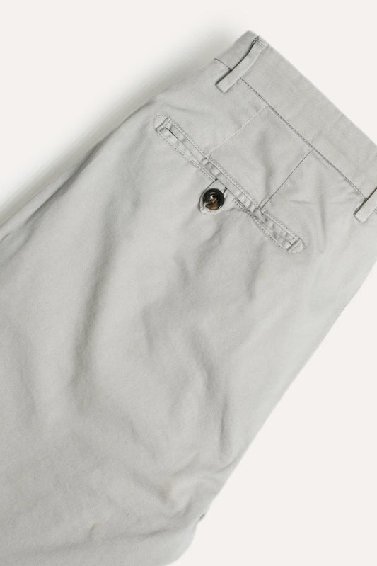 PANTALÓN CHINO GRIS