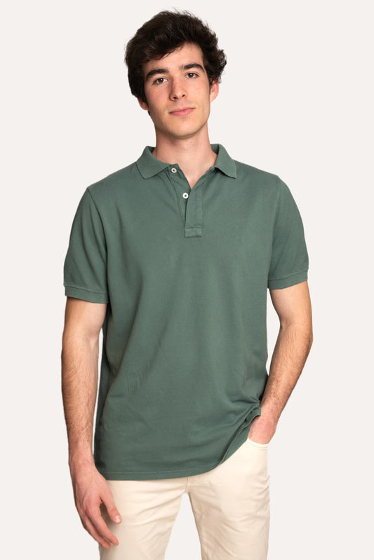 Polo manga corta de color verde oscuro.