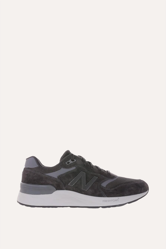 Zapatilla en tonos grises y azulones de New Balance.