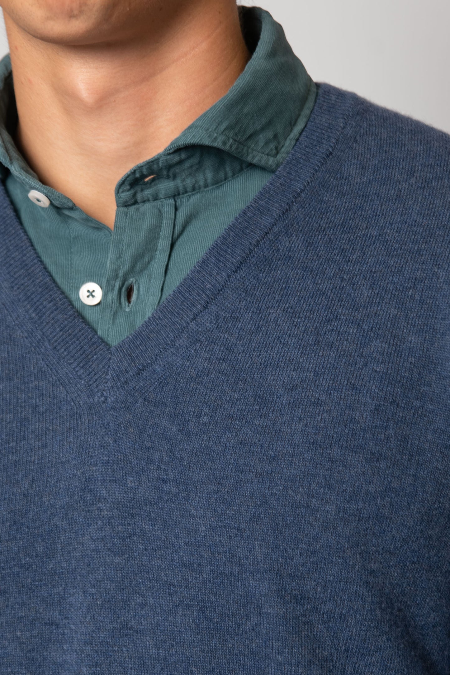 JERSEY CUELLO PICO AZUL