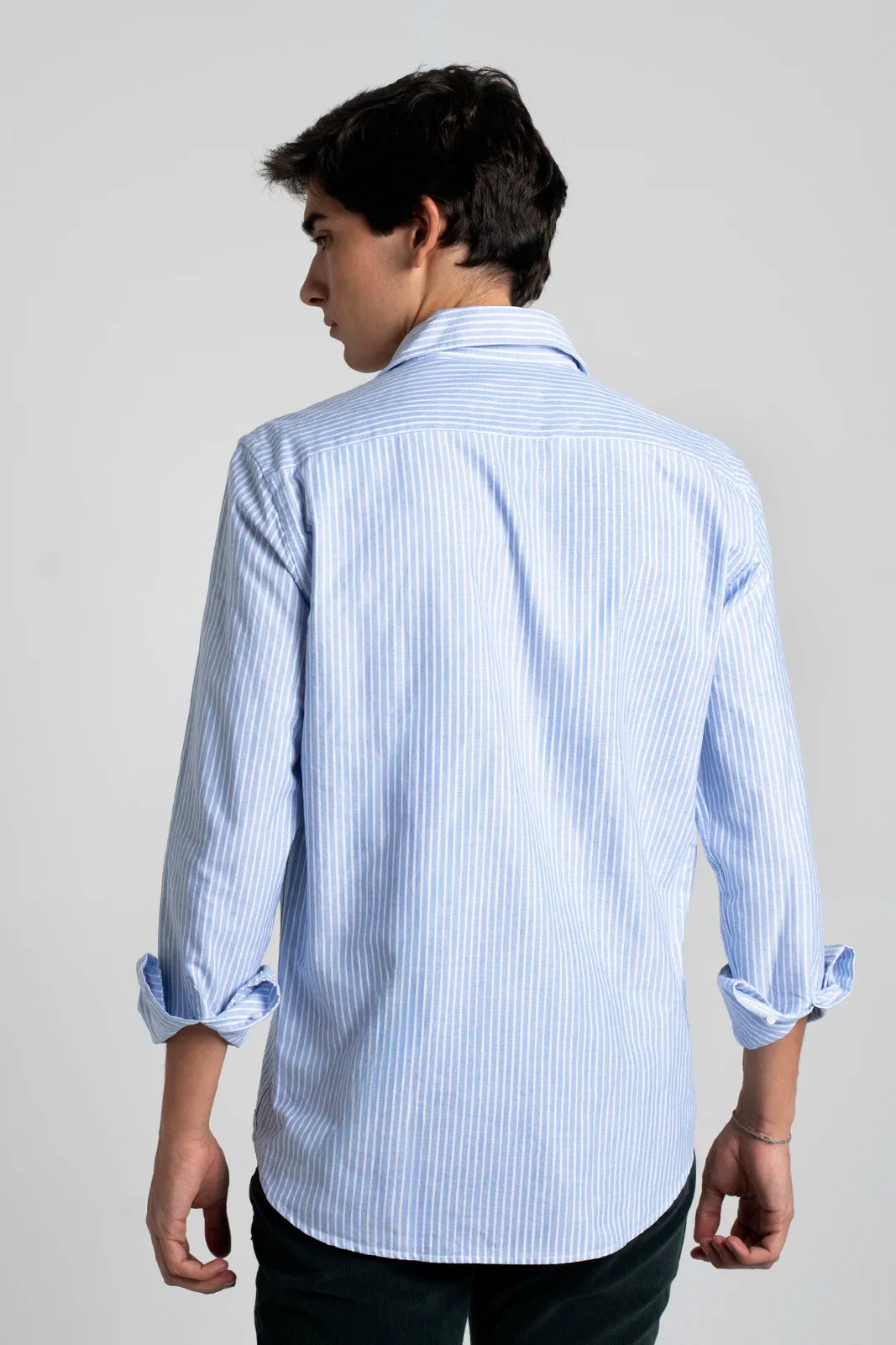 CAMISA AZUL CON RAYITAS BLANCAS