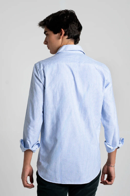 CAMISA AZUL CON RAYITAS BLANCAS