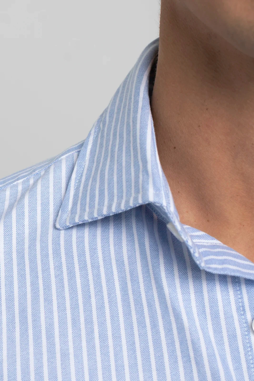 CAMISA AZUL CON RAYITAS BLANCAS