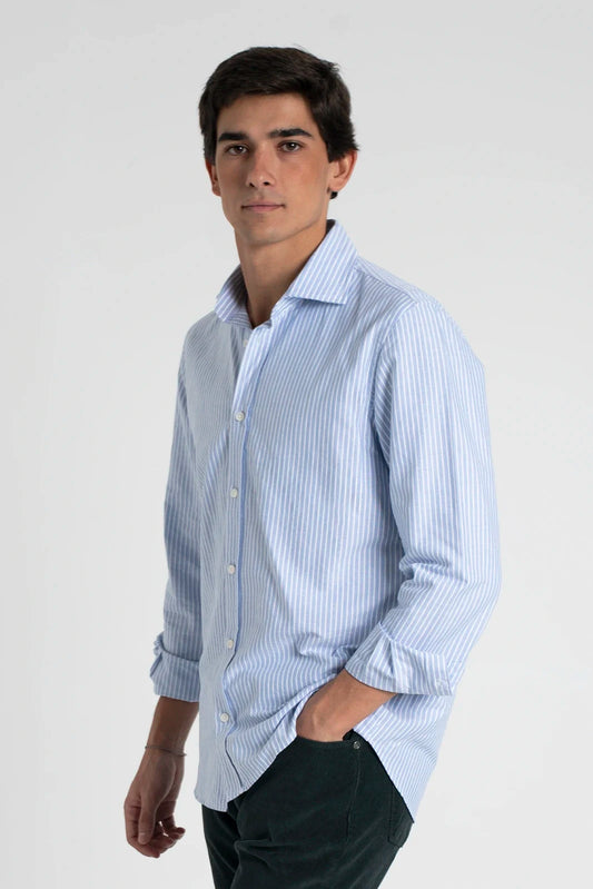 CAMISA AZUL CON RAYITAS BLANCAS