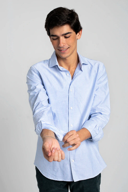 CAMISA AZUL CON RAYITAS BLANCAS